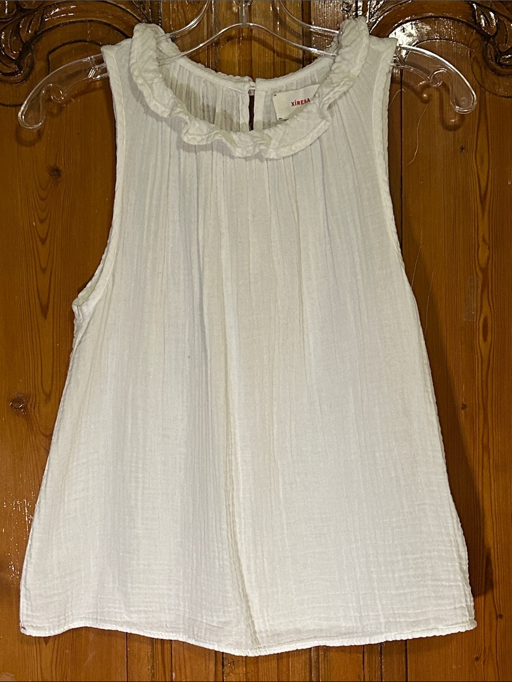 Xirena Noelle Sleeveless Gauze Top with Ruffle Neck Detail. Small